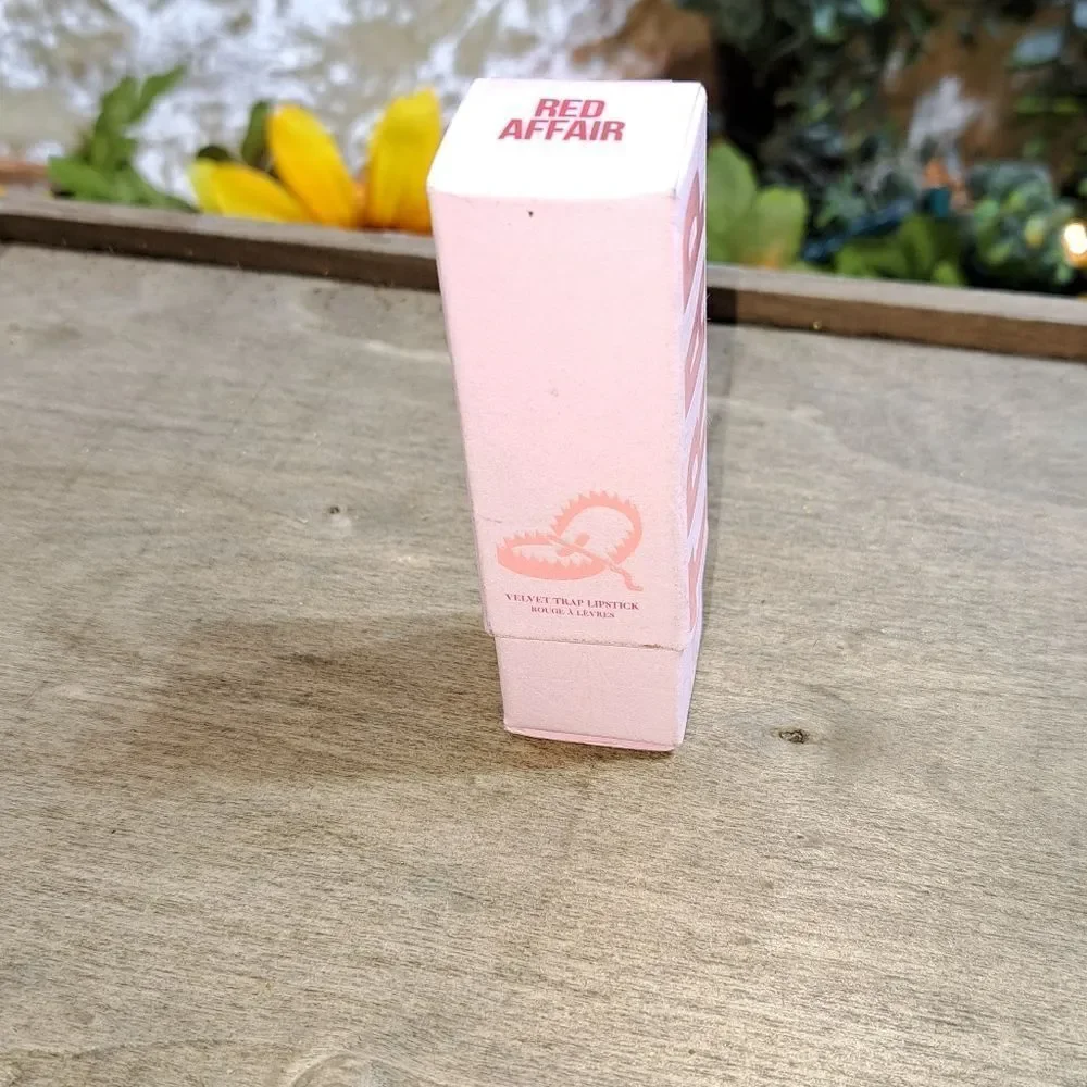 NIB Jeffree Star Velvet Trap Red Affair
